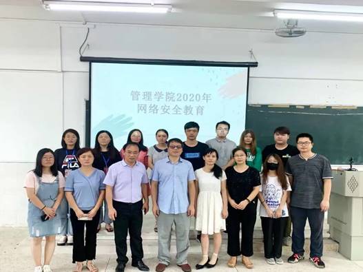 一群人站在一起合影
描述已自動生成