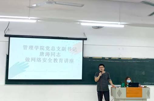 圖片包含 室內(nèi), 男人, 站, 女人
描述已自動生成