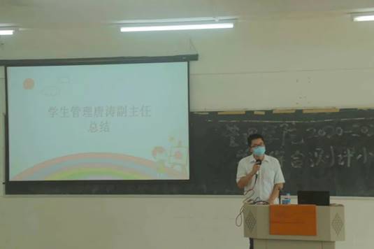 圖片包含 男人, 室內(nèi), 天花板, 桌子
描述已自動生成