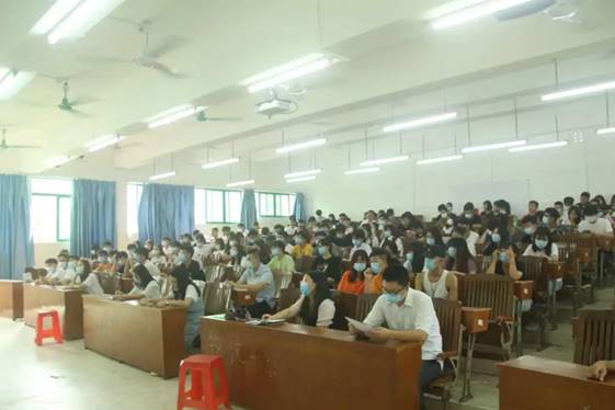 圖片包含 室內(nèi), 天花板, 桌子, 房間
描述已自動生成