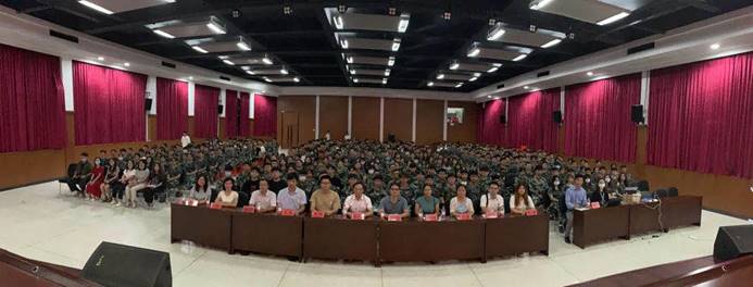 大廳里的人們

描述已自動生成