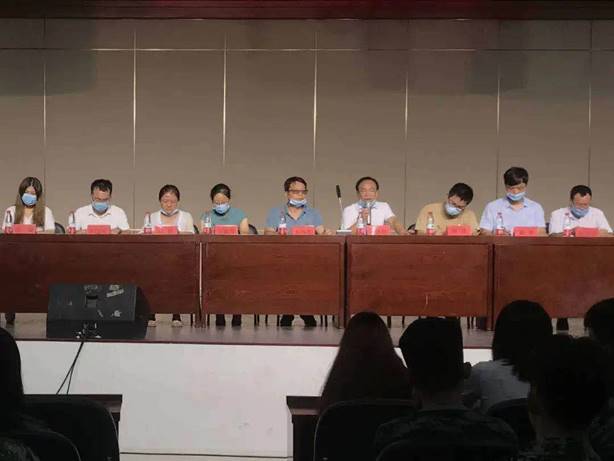 會議室里的人們

描述已自動生成