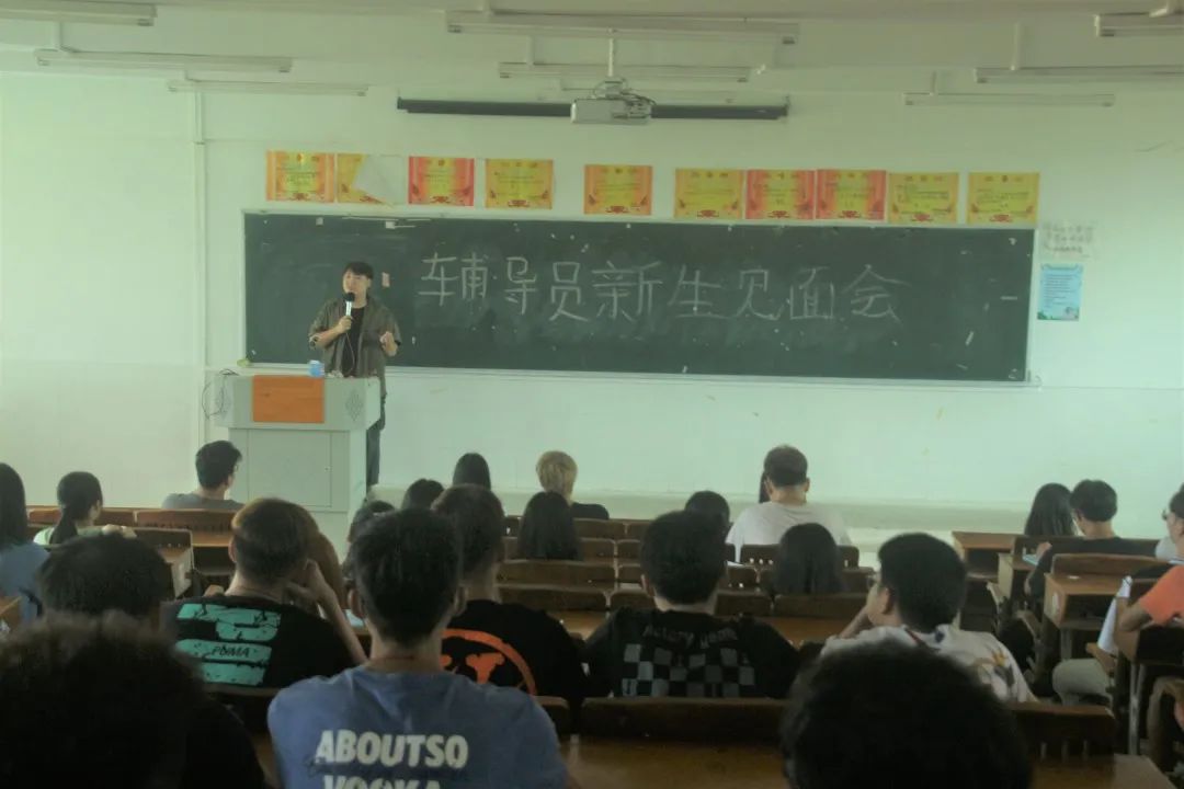 會議室里的人們 描述已自動生成