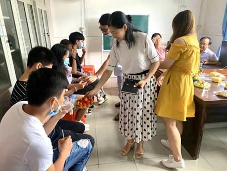 領(lǐng)導(dǎo)老師與新生代表