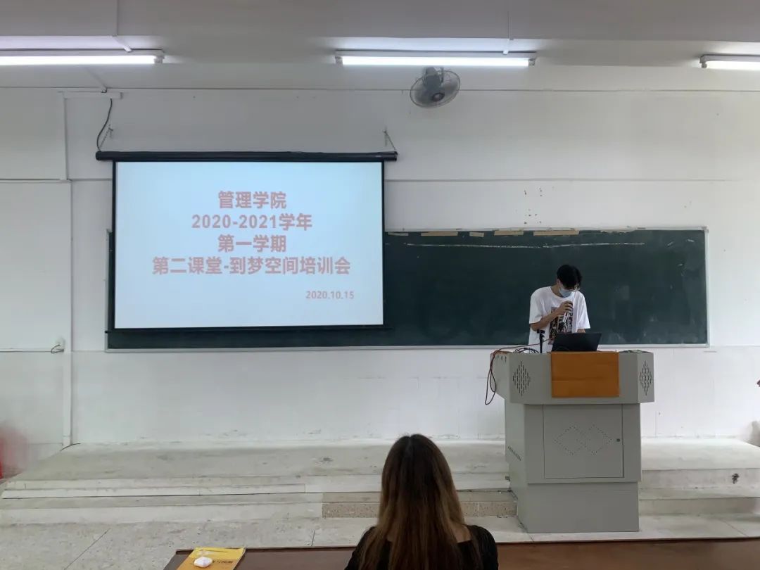 圖片包含 室內(nèi), 人, 女人, 站  描述已自動生成